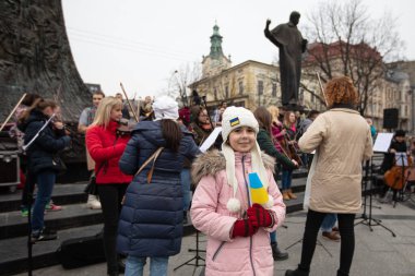 Lviv, Ukrayna - 16 Mart 2022: Lviv Ulusal Filarmoni Derneği INSO-Lviv Senfoni Orkestrası, Svobody Avenue, Lviv 'de Batıya ve diğer ülkelere gökyüzünü kapatmaları yönündeki çağrıyı desteklemek amacıyla gerçekleştirdi.