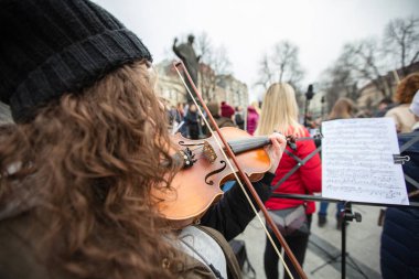 Lviv, Ukrayna - 16 Mart 2022: Lviv Ulusal Filarmoni Derneği INSO-Lviv Senfoni Orkestrası, Svobody Avenue, Lviv 'de Batıya ve diğer ülkelere gökyüzünü kapatmaları yönündeki çağrıyı desteklemek amacıyla gerçekleştirdi.