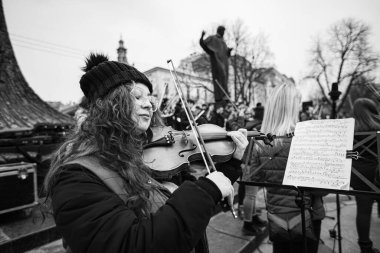 Lviv, Ukrayna - 16 Mart 2022: Lviv Ulusal Filarmoni Derneği INSO-Lviv Senfoni Orkestrası, Svobody Avenue, Lviv 'de Batıya ve diğer ülkelere gökyüzünü kapatmaları yönündeki çağrıyı desteklemek amacıyla gerçekleştirdi.