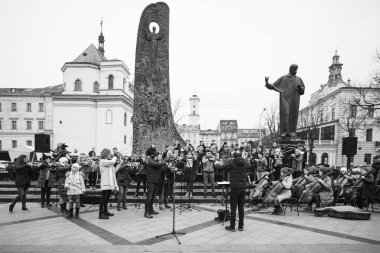 Lviv, Ukrayna - 16 Mart 2022: Lviv Ulusal Filarmoni Derneği INSO-Lviv Senfoni Orkestrası, Svobody Avenue, Lviv 'de Batıya ve diğer ülkelere gökyüzünü kapatmaları yönündeki çağrıyı desteklemek amacıyla gerçekleştirdi.