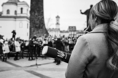 Lviv, Ukrayna - 16 Mart 2022: Lviv Ulusal Filarmoni Derneği INSO-Lviv Senfoni Orkestrası, Svobody Avenue, Lviv 'de Batıya ve diğer ülkelere gökyüzünü kapatmaları yönündeki çağrıyı desteklemek amacıyla gerçekleştirdi.