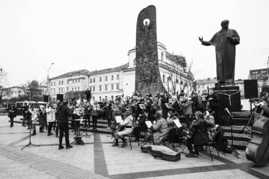 Lviv, Ukrayna - 16 Mart 2022: Lviv Ulusal Filarmoni Derneği INSO-Lviv Senfoni Orkestrası, Svobody Avenue, Lviv 'de Batıya ve diğer ülkelere gökyüzünü kapatmaları yönündeki çağrıyı desteklemek amacıyla gerçekleştirdi.