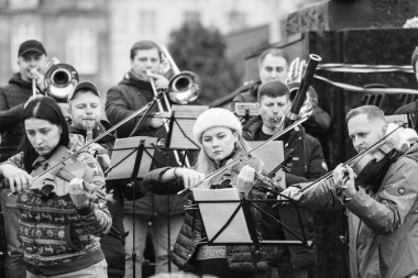 Lviv, Ukrayna - 16 Mart 2022: Lviv Ulusal Filarmoni Derneği INSO-Lviv Senfoni Orkestrası, Svobody Avenue, Lviv 'de Batıya ve diğer ülkelere gökyüzünü kapatmaları yönündeki çağrıyı desteklemek amacıyla gerçekleştirdi.