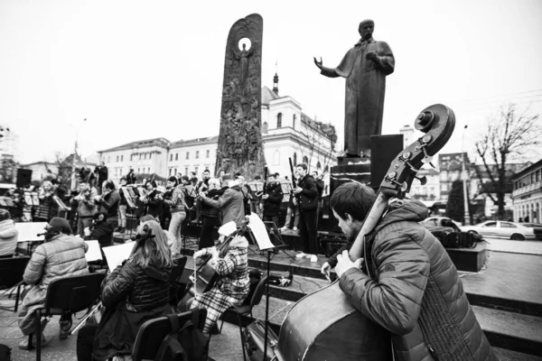 乌克兰利沃夫 2022年3月16日 利沃夫国家爱乐协会 Lviv National Philharmonic Society 的利沃夫交响乐团在利沃夫的斯沃博迪大道 Svobody Avenue — 图库照片