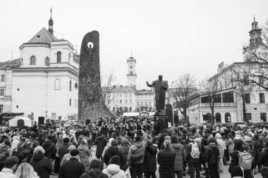 Lviv, Ukrayna - 16 Mart 2022: Lviv Ulusal Filarmoni Derneği INSO-Lviv Senfoni Orkestrası, Svobody Avenue, Lviv 'de Batıya ve diğer ülkelere gökyüzünü kapatmaları yönündeki çağrıyı desteklemek amacıyla gerçekleştirdi.