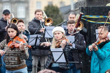 Lviv, Ukrayna - 16 Mart 2022: Lviv Ulusal Filarmoni Derneği INSO-Lviv Senfoni Orkestrası, Svobody Avenue, Lviv 'de Batıya ve diğer ülkelere gökyüzünü kapatmaları yönündeki çağrıyı desteklemek amacıyla gerçekleştirdi.