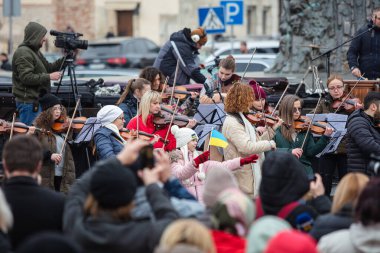 Lviv, Ukrayna - 16 Mart 2022: Lviv Ulusal Filarmoni Derneği INSO-Lviv Senfoni Orkestrası, Svobody Avenue, Lviv 'de Batıya ve diğer ülkelere gökyüzünü kapatmaları yönündeki çağrıyı desteklemek amacıyla gerçekleştirdi.