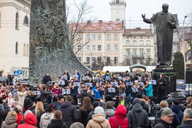 Lviv, Ukrayna - 16 Mart 2022: Lviv Ulusal Filarmoni Derneği INSO-Lviv Senfoni Orkestrası, Svobody Avenue, Lviv 'de Batıya ve diğer ülkelere gökyüzünü kapatmaları yönündeki çağrıyı desteklemek amacıyla gerçekleştirdi.