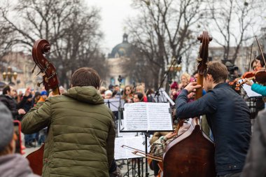 Lviv, Ukrayna - 16 Mart 2022: Lviv Ulusal Filarmoni Derneği INSO-Lviv Senfoni Orkestrası, Svobody Avenue, Lviv 'de Batıya ve diğer ülkelere gökyüzünü kapatmaları yönündeki çağrıyı desteklemek amacıyla gerçekleştirdi.