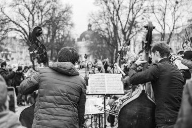 Lviv, Ukrayna - 16 Mart 2022: Lviv Ulusal Filarmoni Derneği INSO-Lviv Senfoni Orkestrası, Svobody Avenue, Lviv 'de Batıya ve diğer ülkelere gökyüzünü kapatmaları yönündeki çağrıyı desteklemek amacıyla gerçekleştirdi.