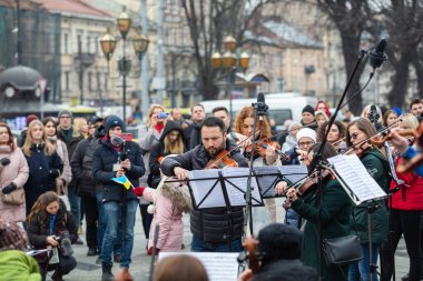 Lviv, Ukrayna - 16 Mart 2022: Lviv Ulusal Filarmoni Derneği INSO-Lviv Senfoni Orkestrası, Svobody Avenue, Lviv 'de Batıya ve diğer ülkelere gökyüzünü kapatmaları yönündeki çağrıyı desteklemek amacıyla gerçekleştirdi.