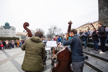 Lviv, Ukrayna - 16 Mart 2022: Lviv Ulusal Filarmoni Derneği INSO-Lviv Senfoni Orkestrası, Svobody Avenue, Lviv 'de Batıya ve diğer ülkelere gökyüzünü kapatmaları yönündeki çağrıyı desteklemek amacıyla gerçekleştirdi.
