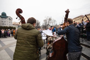 Lviv, Ukrayna - 16 Mart 2022: Lviv Ulusal Filarmoni Derneği INSO-Lviv Senfoni Orkestrası, Svobody Avenue, Lviv 'de Batıya ve diğer ülkelere gökyüzünü kapatmaları yönündeki çağrıyı desteklemek amacıyla gerçekleştirdi.