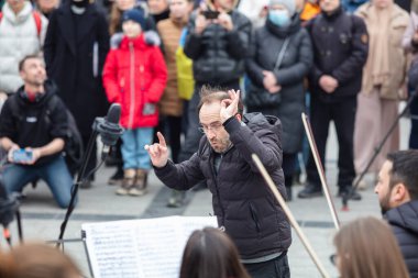Lviv, Ukrayna - 16 Mart 2022: Lviv Ulusal Filarmoni Derneği INSO-Lviv Senfoni Orkestrası, Svobody Avenue, Lviv 'de Batıya ve diğer ülkelere gökyüzünü kapatmaları yönündeki çağrıyı desteklemek amacıyla gerçekleştirdi.