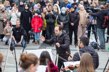 Lviv, Ukrayna - 16 Mart 2022: Lviv Ulusal Filarmoni Derneği INSO-Lviv Senfoni Orkestrası, Svobody Avenue, Lviv 'de Batıya ve diğer ülkelere gökyüzünü kapatmaları yönündeki çağrıyı desteklemek amacıyla gerçekleştirdi.