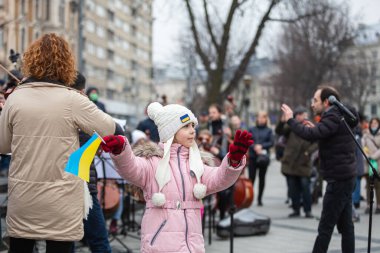 Lviv, Ukrayna - 16 Mart 2022: Lviv Ulusal Filarmoni Derneği INSO-Lviv Senfoni Orkestrası, Svobody Avenue, Lviv 'de Batıya ve diğer ülkelere gökyüzünü kapatmaları yönündeki çağrıyı desteklemek amacıyla gerçekleştirdi.