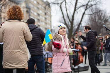Lviv, Ukrayna - 16 Mart 2022: Lviv Ulusal Filarmoni Derneği INSO-Lviv Senfoni Orkestrası, Svobody Avenue, Lviv 'de Batıya ve diğer ülkelere gökyüzünü kapatmaları yönündeki çağrıyı desteklemek amacıyla gerçekleştirdi.