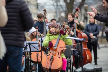 Lviv, Ukrayna - 16 Mart 2022: Lviv Ulusal Filarmoni Derneği INSO-Lviv Senfoni Orkestrası, Svobody Avenue, Lviv 'de Batıya ve diğer ülkelere gökyüzünü kapatmaları yönündeki çağrıyı desteklemek amacıyla gerçekleştirdi.