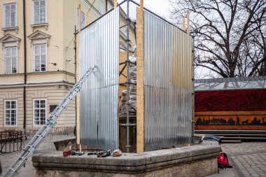Lviv, Ukrayna - 16 Mart 2022: Rusya savaşı sırasında Lviv 'deki mimari eserlerin korunması