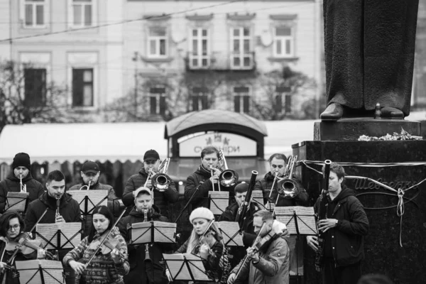 乌克兰利沃夫 2022年3月16日 利沃夫国家爱乐协会 Lviv National Philharmonic Society 的利沃夫交响乐团在利沃夫的斯沃博迪大道 Svobody Avenue — 图库照片