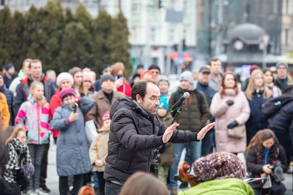 Lviv, Ukrayna - 16 Mart 2022: Lviv Ulusal Filarmoni Derneği INSO-Lviv Senfoni Orkestrası, Svobody Avenue, Lviv 'de Batıya ve diğer ülkelere gökyüzünü kapatmaları yönündeki çağrıyı desteklemek amacıyla gerçekleştirdi.