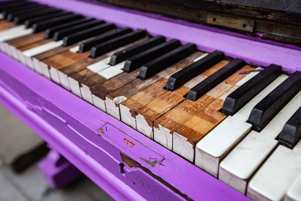 Крупним Планом Старе Покинуте Фіолетове Піаніно — стокове фото