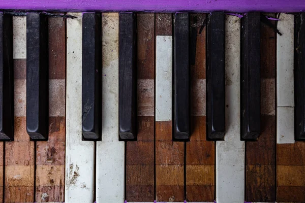 Gros Plan Vieux Piano Violet Cassé Abandonné — Photo