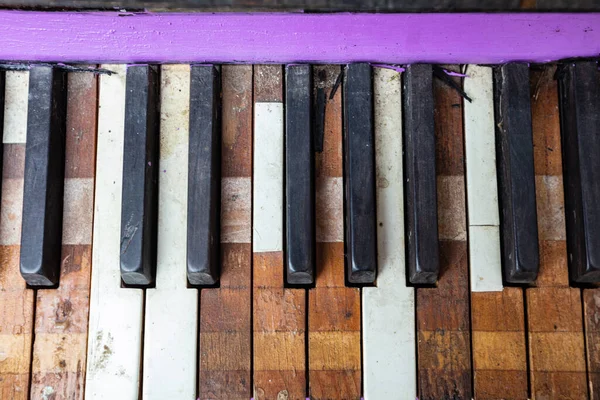 Gros Plan Vieux Piano Violet Cassé Abandonné — Photo