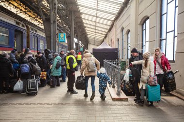 Lviv, Ukrayna - 18 Mart 2022: Lviv tren istasyonunda Avrupa 'ya kaçmak için tren bekleyen Ukraynalı mülteciler