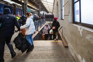 Lviv, Ukrayna - 18 Mart 2022: Lviv tren istasyonunda Avrupa 'ya kaçmak için tren bekleyen Ukraynalı mülteciler