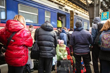 Lviv, Ukrayna - 18 Mart 2022: Lviv tren istasyonunda Avrupa 'ya kaçmak için tren bekleyen Ukraynalı mülteciler