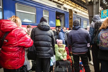Lviv, Ukrayna - 18 Mart 2022: Lviv tren istasyonunda Avrupa 'ya kaçmak için tren bekleyen Ukraynalı mülteciler