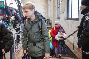 Lviv, Ukrayna - 18 Mart 2022: Lviv tren istasyonunda Avrupa 'ya kaçmak için tren bekleyen Ukraynalı mülteciler