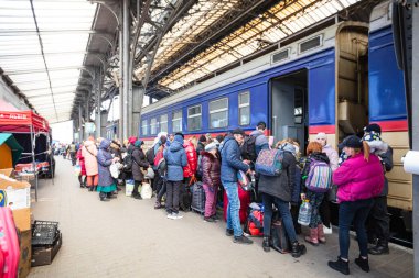 Lviv, Ukrayna - 18 Mart 2022: Lviv tren istasyonunda Avrupa 'ya kaçmak için tren bekleyen Ukraynalı mülteciler