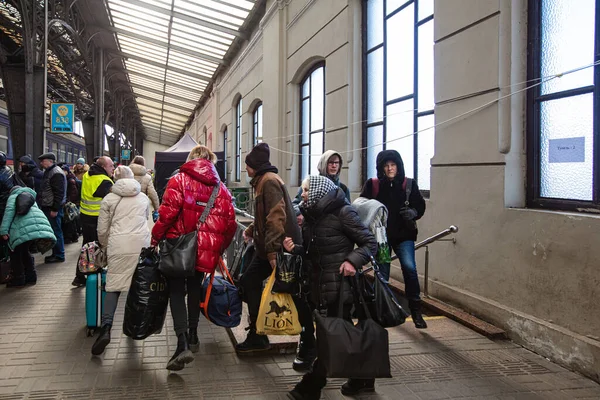 Lviv Ukrajna 2022 Március Ukrán Menekültek Lviv Pályaudvaron Vonatra Várnak — Stock Fotó