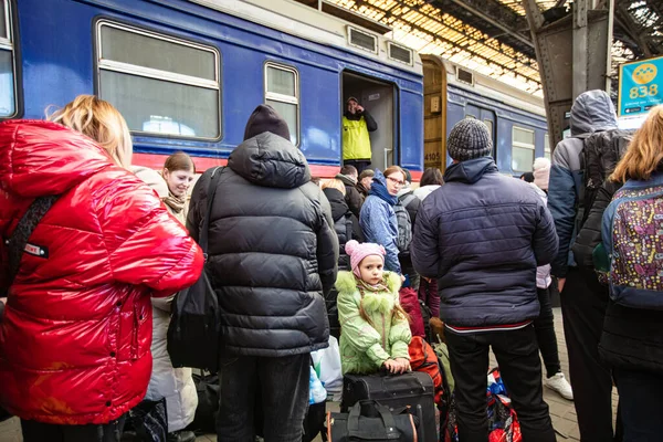 Lviv Ucrânia Março 2022 Refugiados Ucranianos Estação Ferroviária Lviv Esperando — Fotografia de Stock