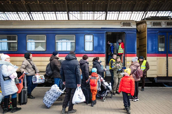 Lviv Ukraine Mars 2022 Réfugiés Ukrainiens Gare Lviv Attendant Que — Photo