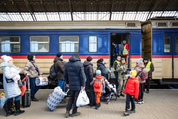 Львов Украина Марта 2022 Года Украинские Беженцы Железнодорожном Вокзале Львова — стоковое фото