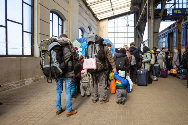 Lviv Ucrania Marzo 2022 Refugiados Ucranianos Estación Tren Lviv Esperan — Foto de Stock