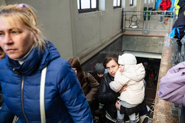 Lviv Ucrania Marzo 2022 Refugiados Ucranianos Estación Tren Lviv Esperan — Foto de Stock
