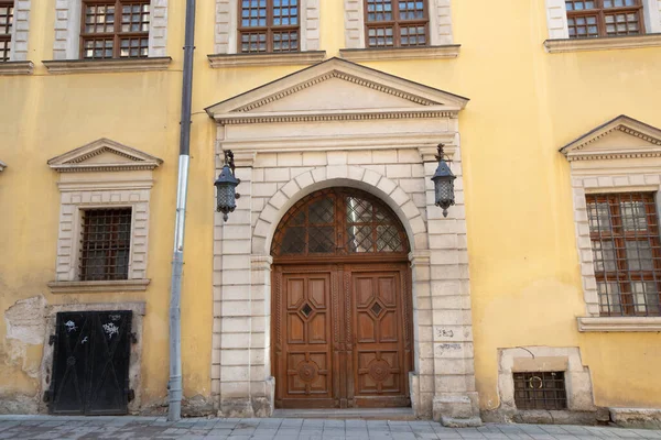 Lviv, Ukrayna - 6 Mart 2022: Rusya savaşı sırasında Lviv 'deki mimari eserlerin korunması