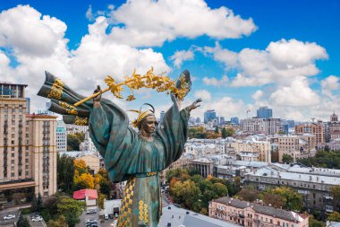 Kyiv, Ukrayna - 6 Ekim 2021: Kyiv 'deki Bağımsızlık Anıtı. İnsansız hava aracından görüntüle