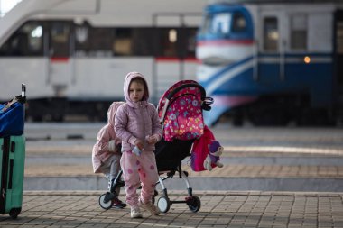 Lviv, Ukrayna - 21 Mart 2022: Lviv tren istasyonunda Avrupa 'ya kaçmak için tren bekleyen Ukraynalı mülteciler