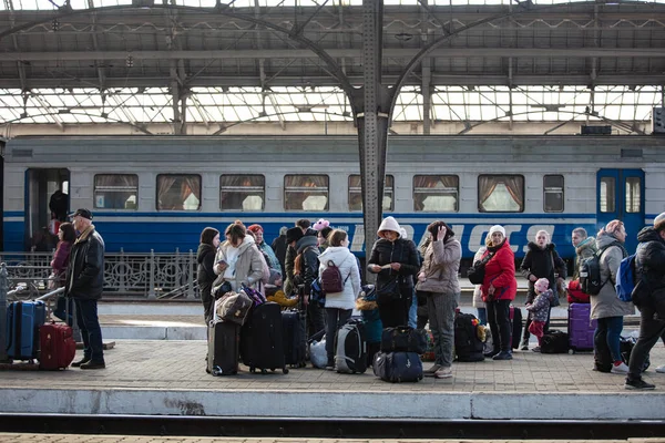 Lviv Ucrânia Março 2022 Refugiados Ucranianos Estação Ferroviária Lviv Esperando — Fotografia de Stock