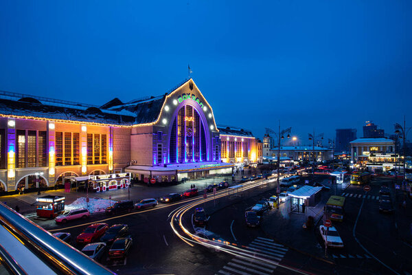 Киев, Украина - 20 декабря 2018 года: Ночью зимой железнодорожный вокзал Киев-Пасажырский