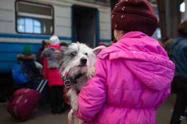 Lviv, Ukrayna - 22 Mart 2022: Lviv tren istasyonunda Avrupa 'ya kaçmak için tren bekleyen Ukraynalı mülteciler