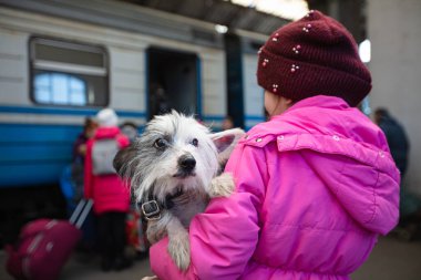 Lviv, Ukrayna - 22 Mart 2022: Lviv tren istasyonunda Avrupa 'ya kaçmak için tren bekleyen Ukraynalı mülteciler