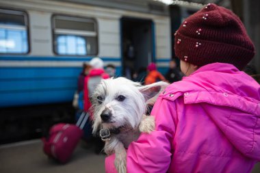 Lviv, Ukrayna - 22 Mart 2022: Lviv tren istasyonunda Avrupa 'ya kaçmak için tren bekleyen Ukraynalı mülteciler