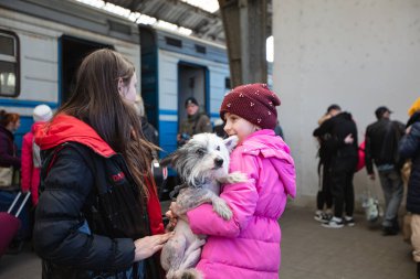 Lviv, Ukrayna - 22 Mart 2022: Lviv tren istasyonunda Avrupa 'ya kaçmak için tren bekleyen Ukraynalı mülteciler