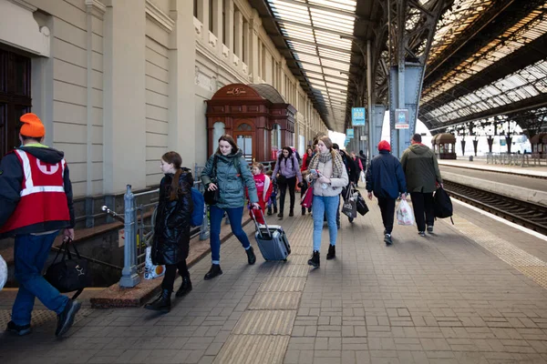 Lviv Ucrânia Março 2022 Refugiados Ucranianos Estação Ferroviária Lviv Esperando — Fotografia de Stock